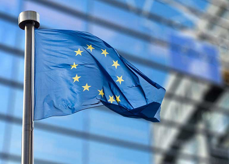 Europaflagge vor einem Gebäude in Unschärfe.