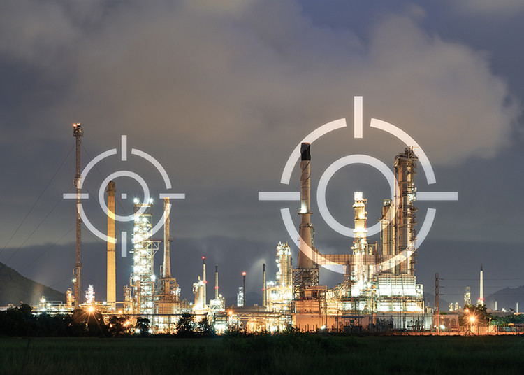 Beleuchtete Industrieanlage bei Nacht mit mehreren hohen Schornsteinen und technischen Anlagen. Über dem Motiv liegen große, halbtransparente Zielkreise als grafisches Element.