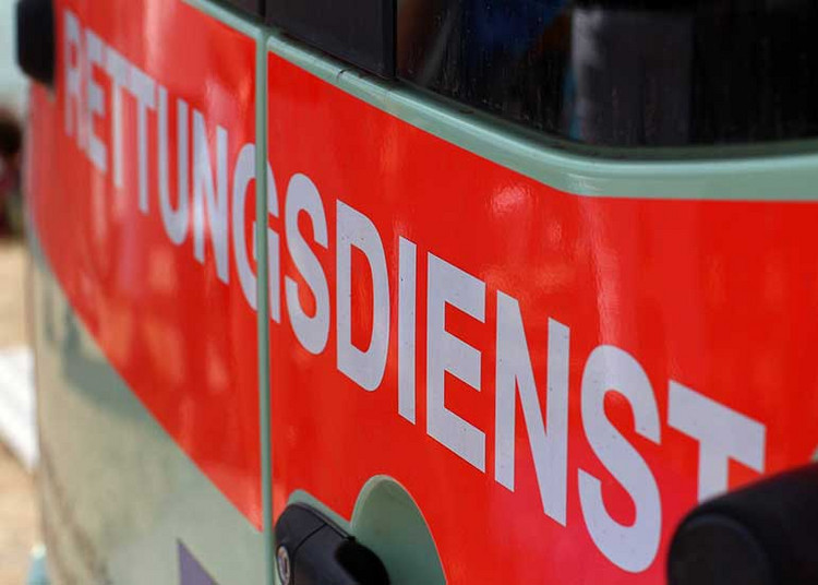 Die Detailansicht zeigt die Seite eines Rettungsfahrzeuges, wobei die Perspektive von der Seite aus aufgenommen wurde.