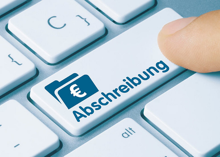 Eine Bildcollage zeigt eine Hand, die auf eine Tastaturtaste mit der Aufschrift „Abschreibung” klickt. Auf der Taste ist außerdem ein Ordner mit einem Euro-Zeichen zu sehen.