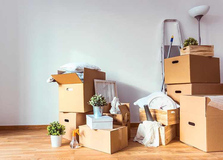 Ein Zimmer ist in Umzugskisten eingepackt. Diese stehen jetzt in einem leeren Zimmer.