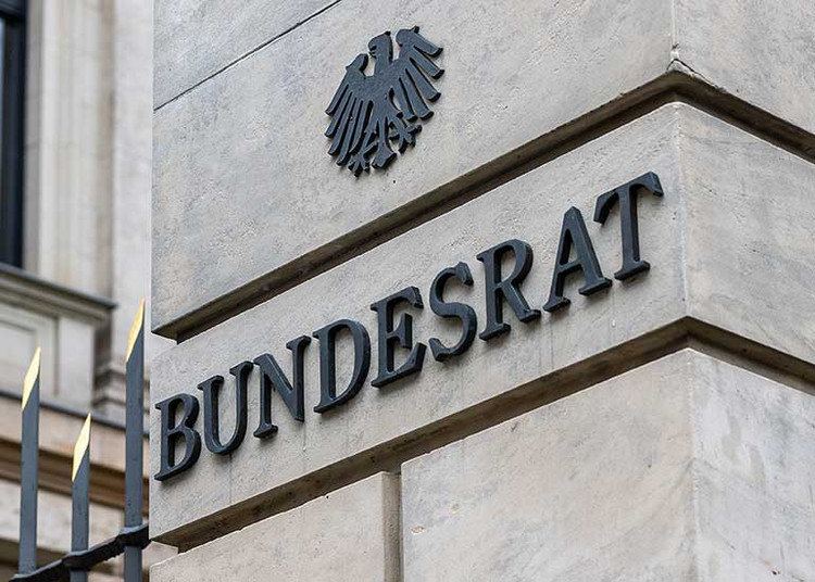Säule im Eingangsbereich des deutschen Bundesratsgebäudes. Der Schriftzug „Bundesrat“ und der Bundesadler sind zu sehen.