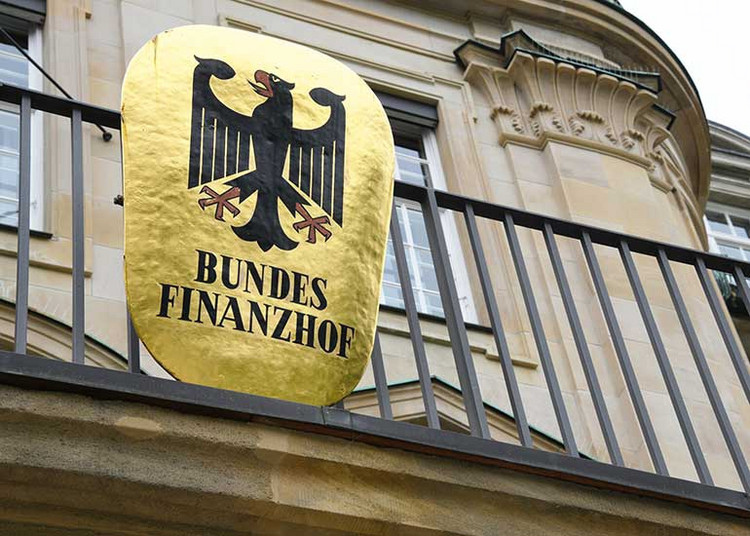 Blick auf das Gebäude des deutschen Bundesfinanzhofs mit Blick auf das Schild "Bundesfinanzhof".