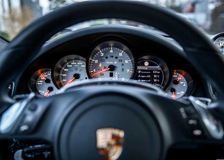 Zu sehen ist das Cockpit eines Autos aus der Perspektive des Fahrers.