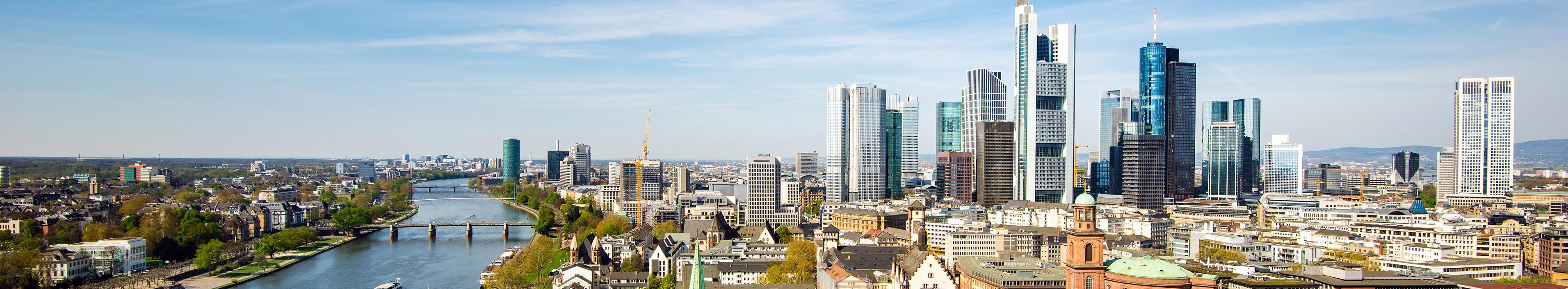 Panoramablick über Frankfurt am Main mit Blick auf die Skyline und die Paulskirche.