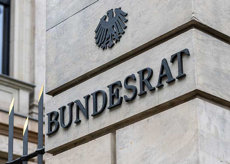 Säule im Eingangsbereich des deutschen Bundesratsgebäudes. Der Schriftzug „Bundesrat“ und der Bundesadler sind zu sehen.