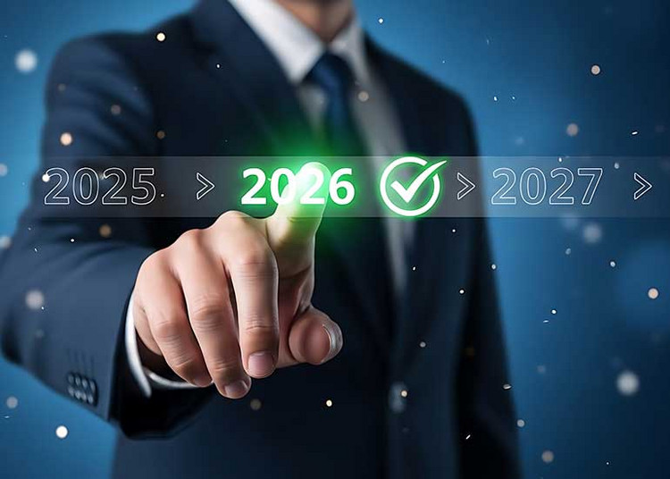 Die Bildcollage zeigt eine Person, die die Jahreszahl 2026 in einer virtuellen Zahlenreihe farbig hervorhebt. Daneben sind jeweils auch die Zahlen 2025 und 2027 zu sehen. Diese Bild wurde mit KI generiert.