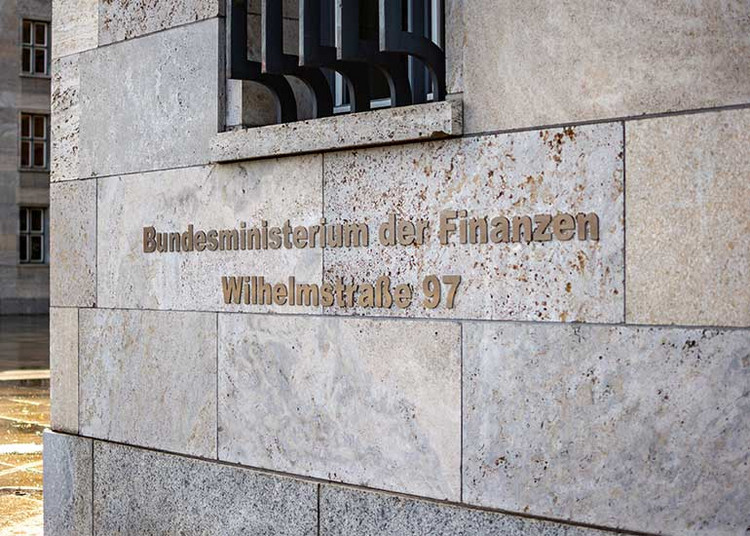 Außenansicht des Hinweisschildes am Gebäude des deutschen Bundesministeriums der Finanzen.