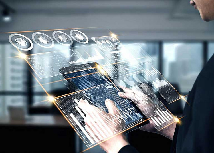 Die Bildcollage zeigt eine Person, die ein virtuelles Dashboard mit Grafiken in den Händen hält.