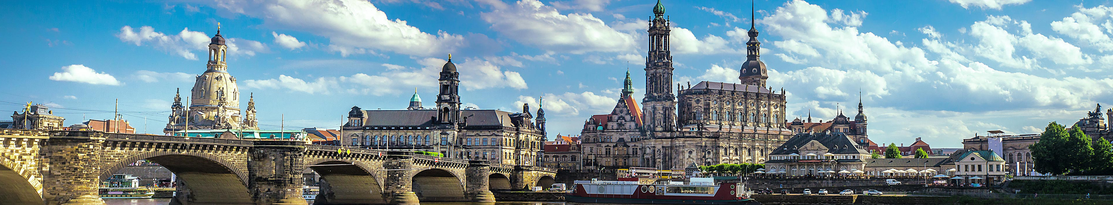 Panoramablick auf Dresden mit Frauenkirche und Residenzschloss.