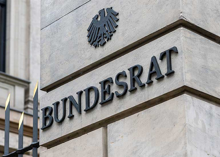 Säule im Eingangsbereich des deutschen Bundesratsgebäudes. Der Schriftzug „Bundesrat“ und der Bundesadler sind zu sehen.
