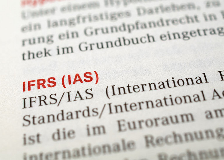 Auszug aus einem Lexikon, der Begriff "IFRS (IAS)" ist hervorgehoben. Es wird erklärt, dass dieser Begriff für International Financial Reporting Standards steht.