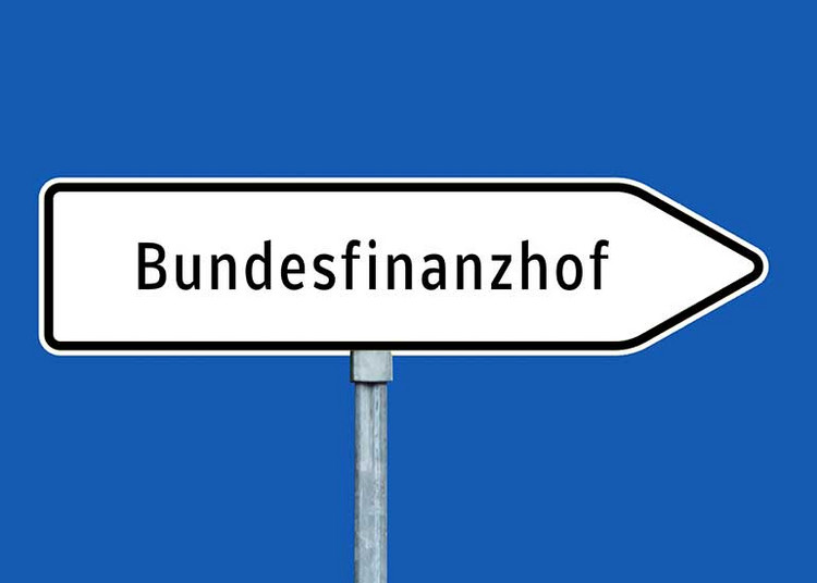 Bildcollage zeigt Schild in Form eines Pfeils mit der Aufschrift "Bundesfinanzhof“.