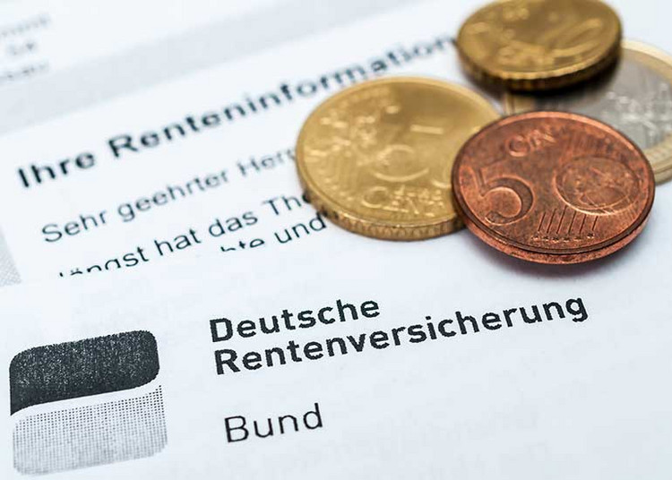 Euro-Münzen auf einem Brief der Deutschen Rentenversicherung.