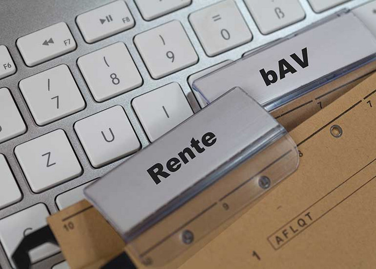 Auf einer Tastatur liegen Ordner mit Registern, auf denen die Aufschriften „Rente” und „bAV” stehen.