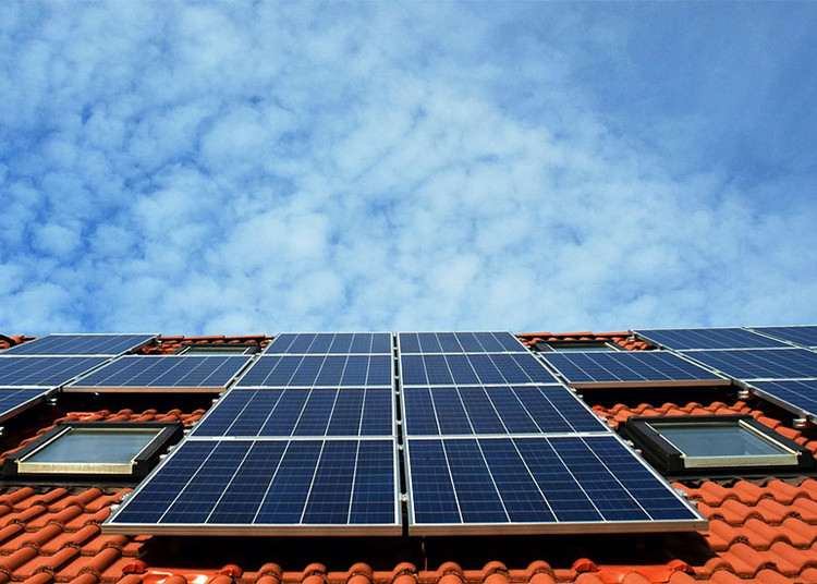 Photovoltaikanlage auf einem Hausdach.
