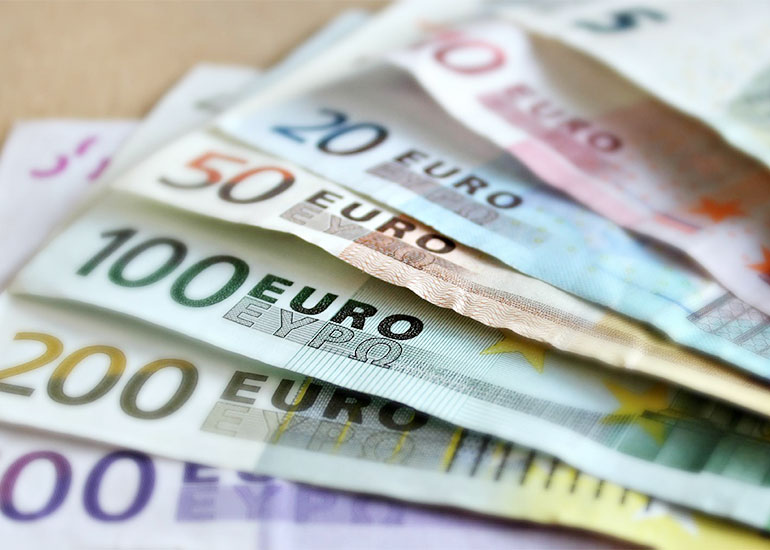 Auf einem Tisch liegen Euro-Banknoten.