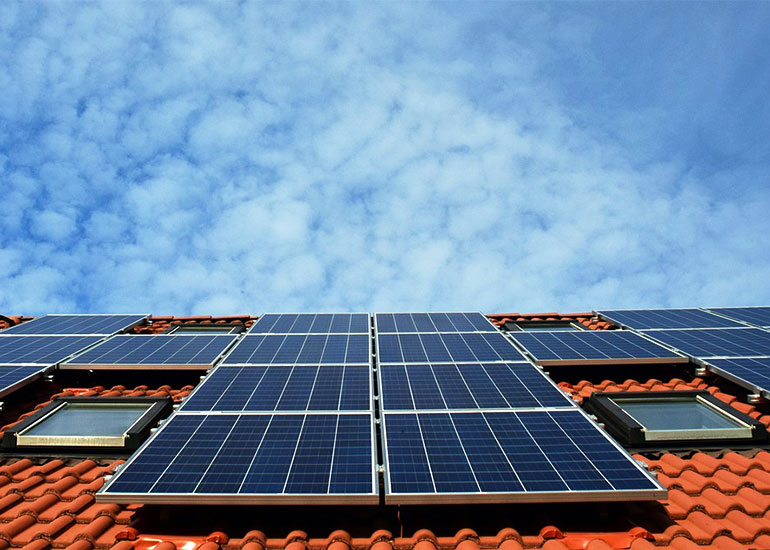 Photovoltaikanlage auf einem Hausdach.