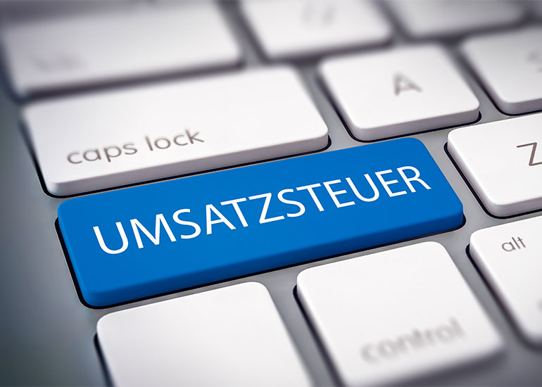 Auf einer Tastatur ist eine Taste "Umsatzsteuer" aufgebacht.
