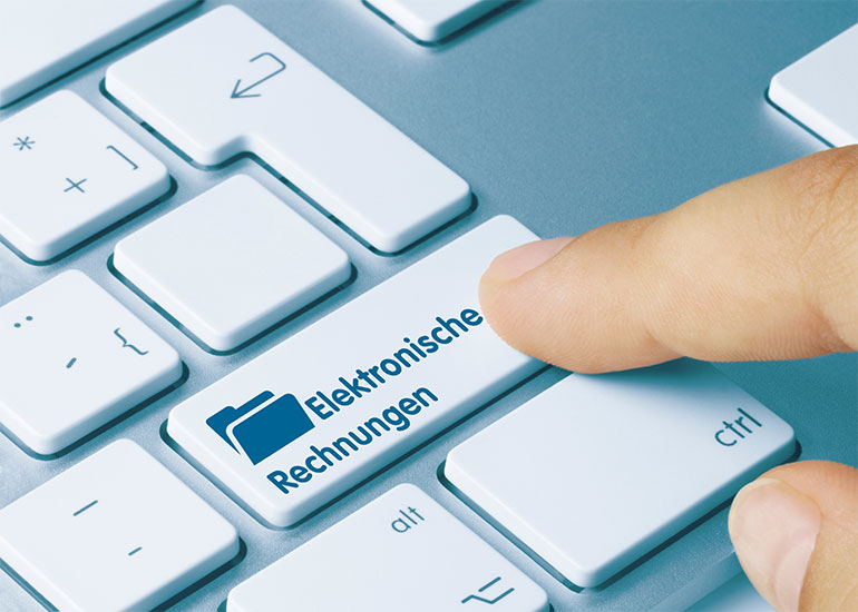 Eine Bildcollage mit einem Finger, der auf eine Tastaturtaste mit der Aufschrift "Elektronische Rechnung" klickt.