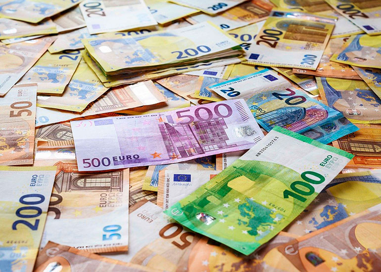 Viele Euro-Banknoten sind zu sehen.