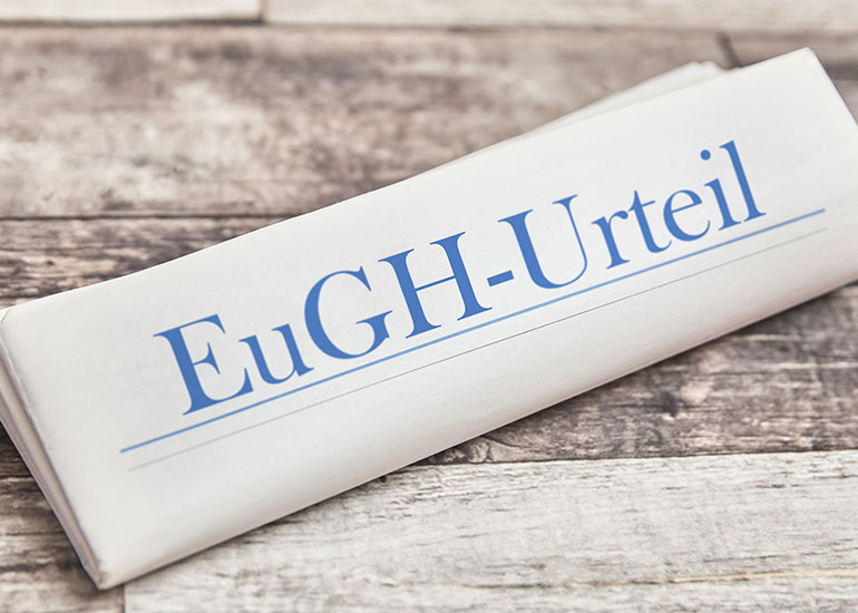 Auf einem gefalteten Blatt Papier steht "EuGH-Urteil".