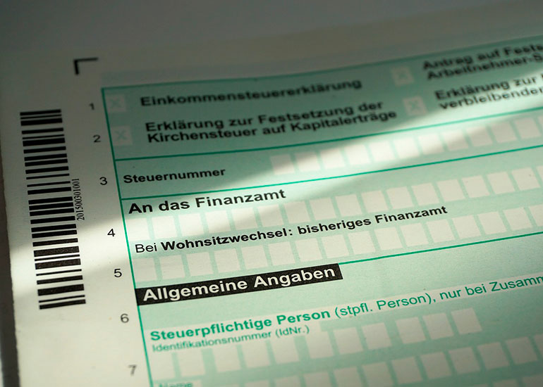 Abgebildet ist ein Einkommensteuerformular.