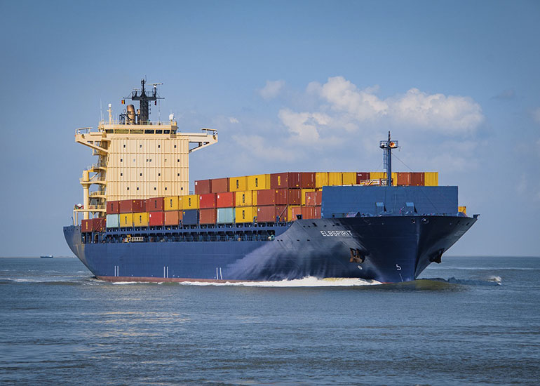 Containerschiff auf See.