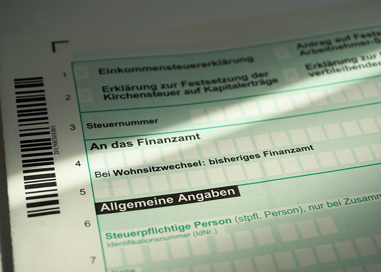 Abgebildet ist ein Einkommensteuerformular.