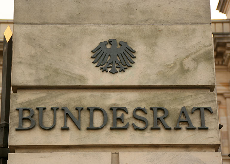 Säule im Eingangsbereich des deutschen Bundesratsgebäudes. Der Schriftzug „Bundesrat“ und der Bundesadler sind zu sehen.