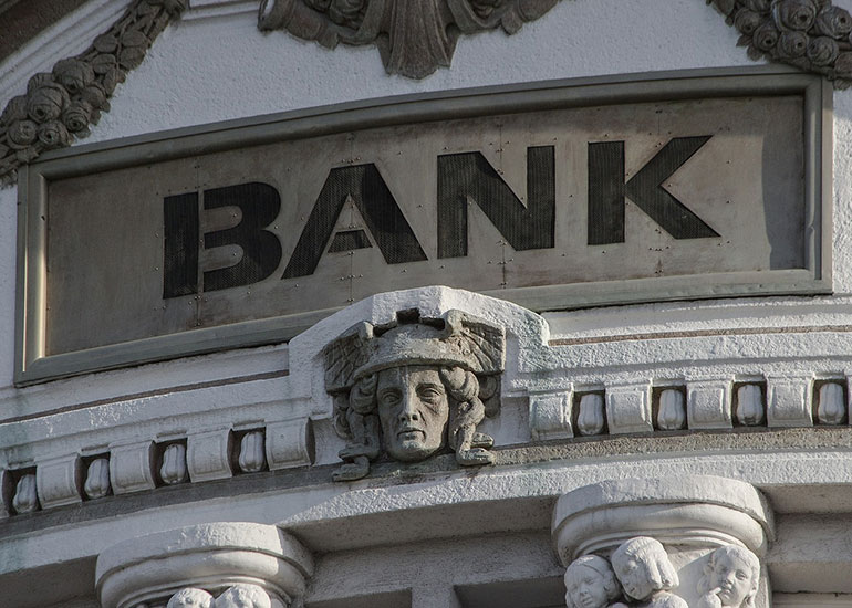 Gebäude, an dem „Bank“ angeschrieben steht.
