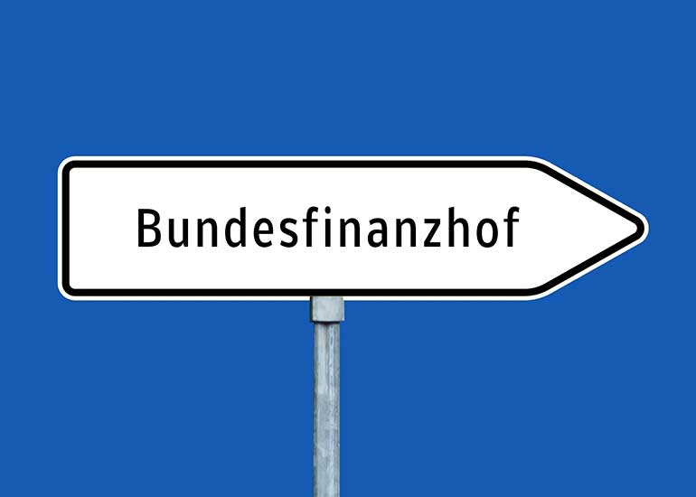 Schild in Form eines Pfeils mit der Aufschrift "Bundesfinanzhof“.