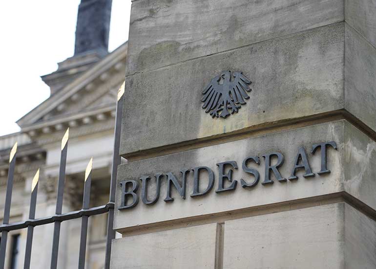 Säule im Eingangsbereich des deutschen Bundesratsgebäudes. Der Schriftzug „Bundesrat“ und der Bundesadler sind zu sehen.