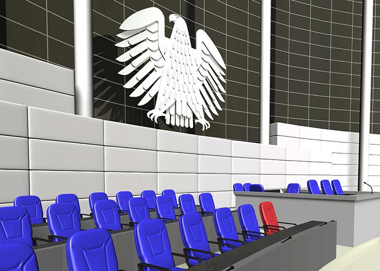 Blick in den Plenarsaal des Deutschen Bundestages. Im Hintergrund ist der Bundesadler zu sehen.
