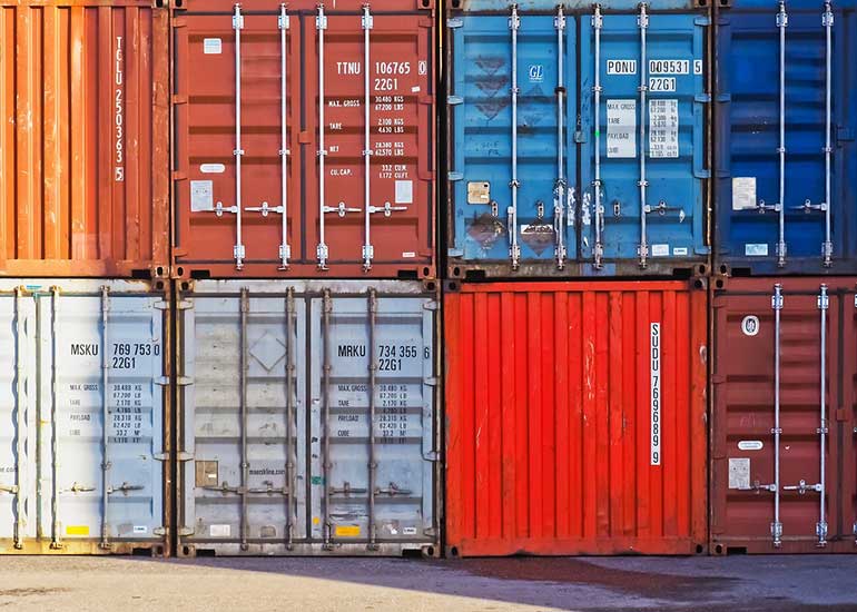 Übereinander gestapelte Frachtcontainer.