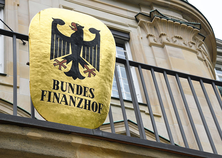 Blick auf das Gebäude des deutschen Bundesfinanzhofs mit Blick auf das Schild "Bundesfinanzhof".