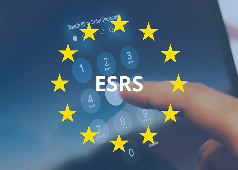 Eine Bildcollage zeigt das ESRS-Symbol (European Sustainability Reporting Standards) vor einem Touchscreen. Auf dem Bildschirm gibt eine Person ein Passwort ein.