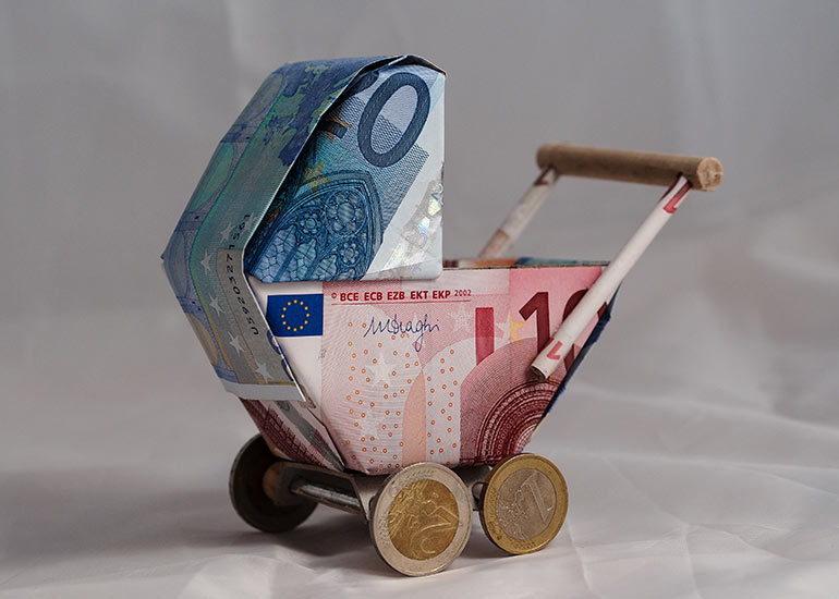 Euro-Scheine und -Münzen wurden zu einem Modell eines Kinderwagens zusammengesetzt.