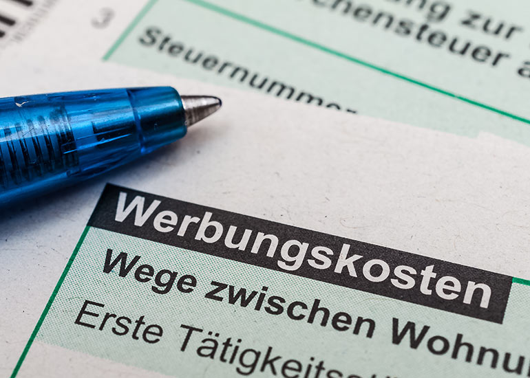 Detailansicht des Abschnitts "Werbungskosten" in einem Steuerformular. Daneben liegt ein Kugelschreiber.