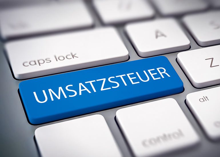 Eine Bildcollage zeigt eine Tastatur, auf der eine Taste mit der Beschriftung „Umsatzsteuer” zu sehen ist.