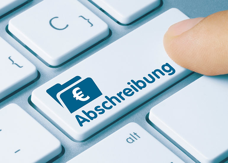 Eine Bildcollage zeigt eine Hand, die auf eine Tastaturtaste mit der Aufschrift „Abschreibung” klickt. Auf der Taste ist außerdem ein Ordner mit einem Euro-Zeichen zu sehen.