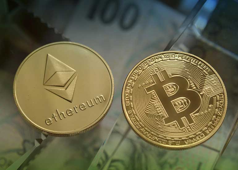 Bitcoin-Münzen liegen vor Euro-Banknoten.
