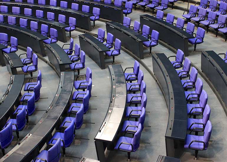 Leere Stuhlreihen im Deutschen Bundestag.