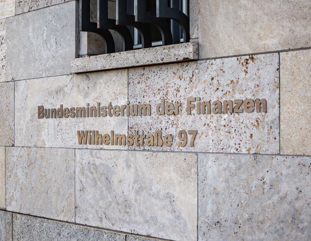 Außenansicht des Hinweisschildes am Gebäude des deutschen Bundesministeriums der Finanzen.