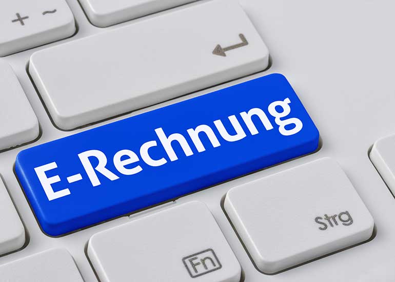 Die Bildcollage zeigt eine Tastatur, auf der „E-Rechnung” steht.