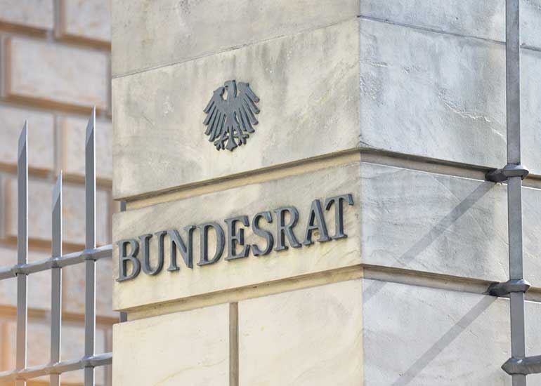 Säule im Eingangsbereich des deutschen Bundesratsgebäudes. Der Schriftzug „Bundesrat“ und der Bundesadler sind zu sehen.