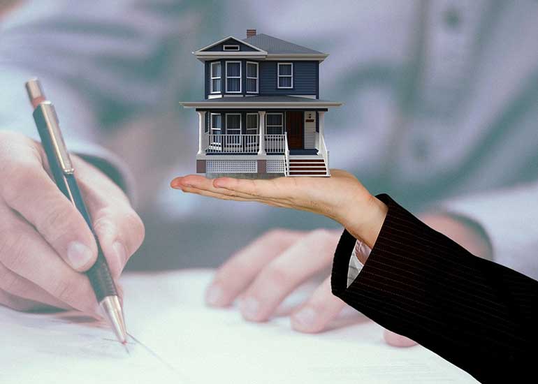 Die Bildcollage zeigt eine Person, die ein Modellhaus hochhält. Dahinter ist eine Person, die mit einem Stift auf Papier schreibt, transparent abgesoftet zu sehen.