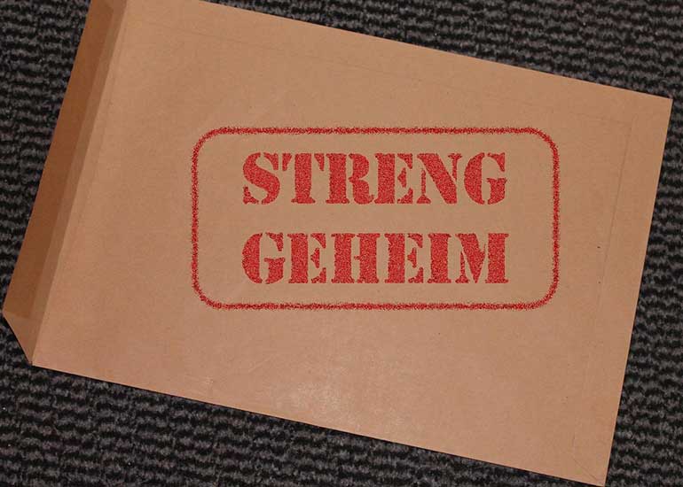 Zu sehen ist ein Umschlag, auf dem in roter Farbe der Aufdruck „Streng geheim” zu lesen ist.