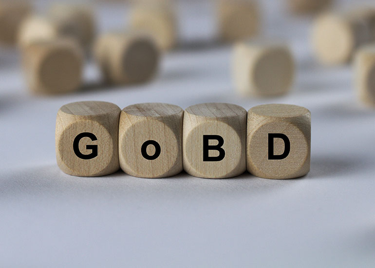 Auf vier Holzklötzchen steht „GoBD”, was für „Grundsätze zur ordnungsmäßigen Führung und Aufbewahrung von Büchern, Aufzeichnungen und Unterlagen in elektronischer Form sowie zum Datenzugriff” steht. Im Hintergrund sind weitere Holzklötzchen ohne Aufdruck zu sehen.