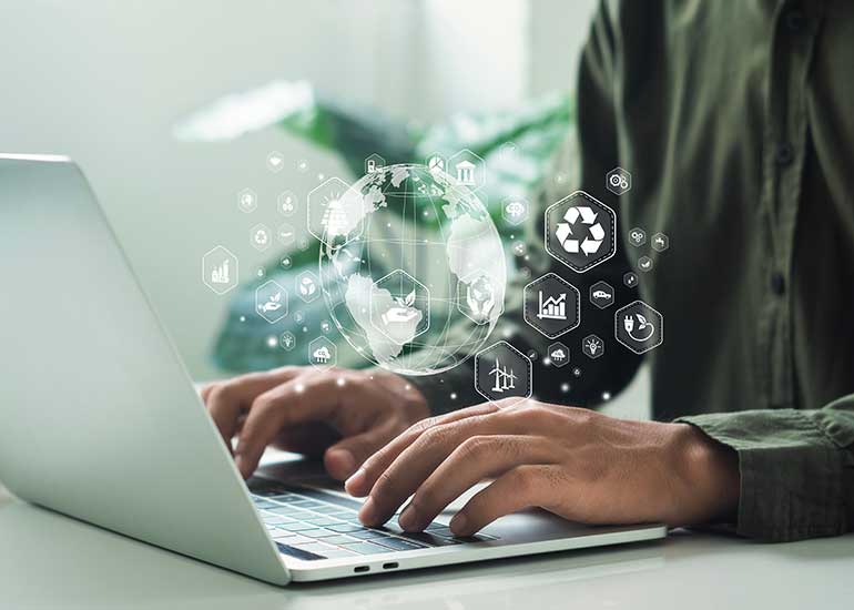 Die Bildcollage zeigt eine Person, die an einem Laptop schreibt. Über ihren Händen sind Grafiken aus dem Bereich Nachhaltigkeit zu sehen, beispielsweise ein Recycling-Symbol, Windräder oder Hände, die eine Weltkugel halten.